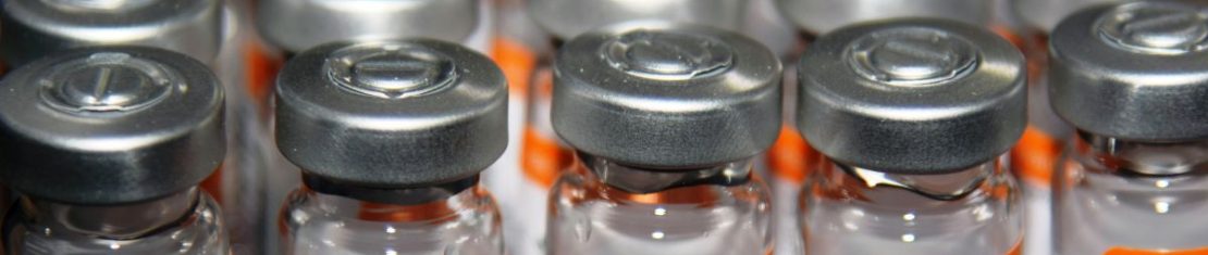 frascos com doses de vacina