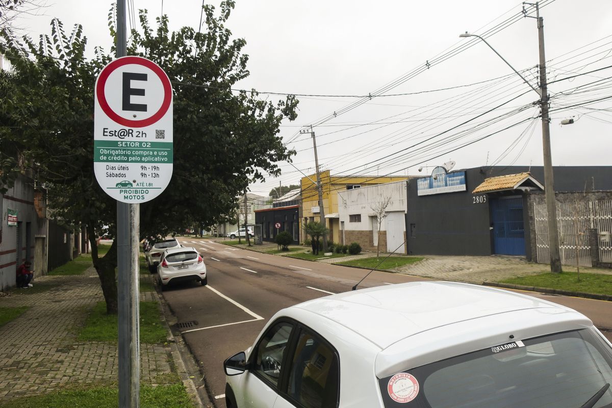 Novas vagas com cobrança de estacionamento no Rebouças, em Curitiba