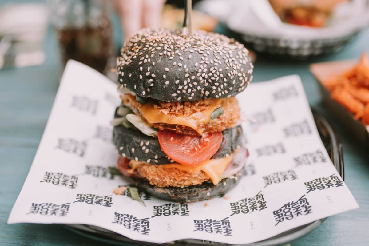 Hambúrguer vegetariano. Foto: Jannis Brandt - Unsplash