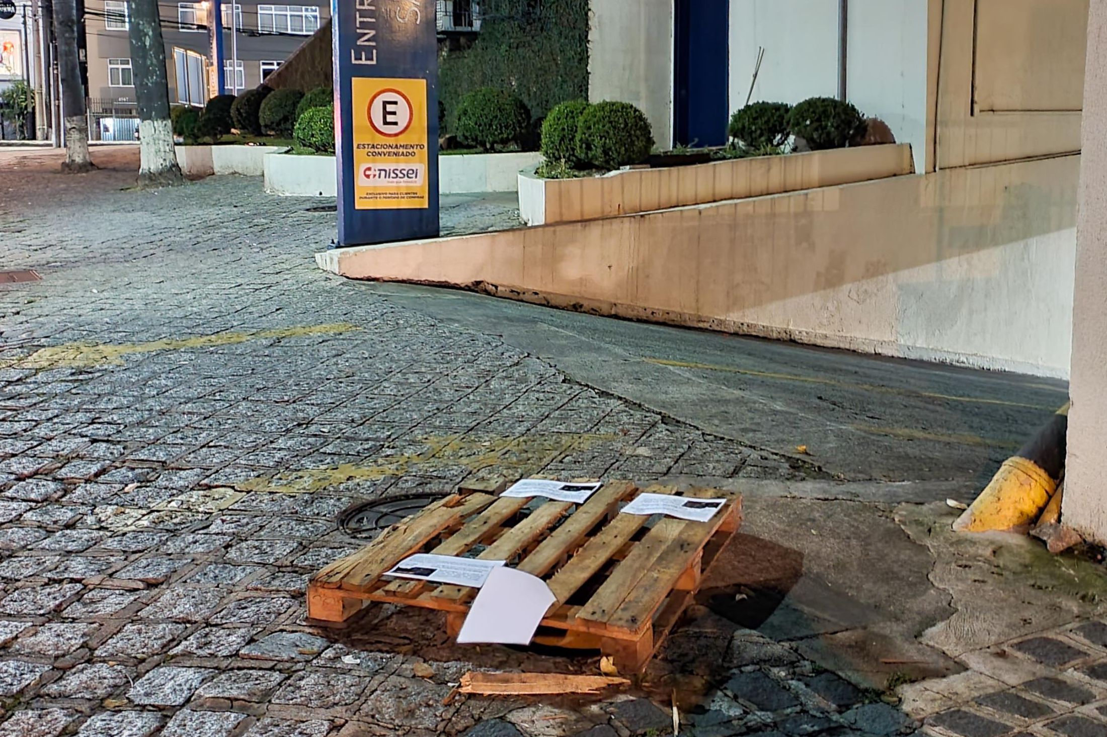 Buraco da discórdia no bairro Batel, em Curitiba