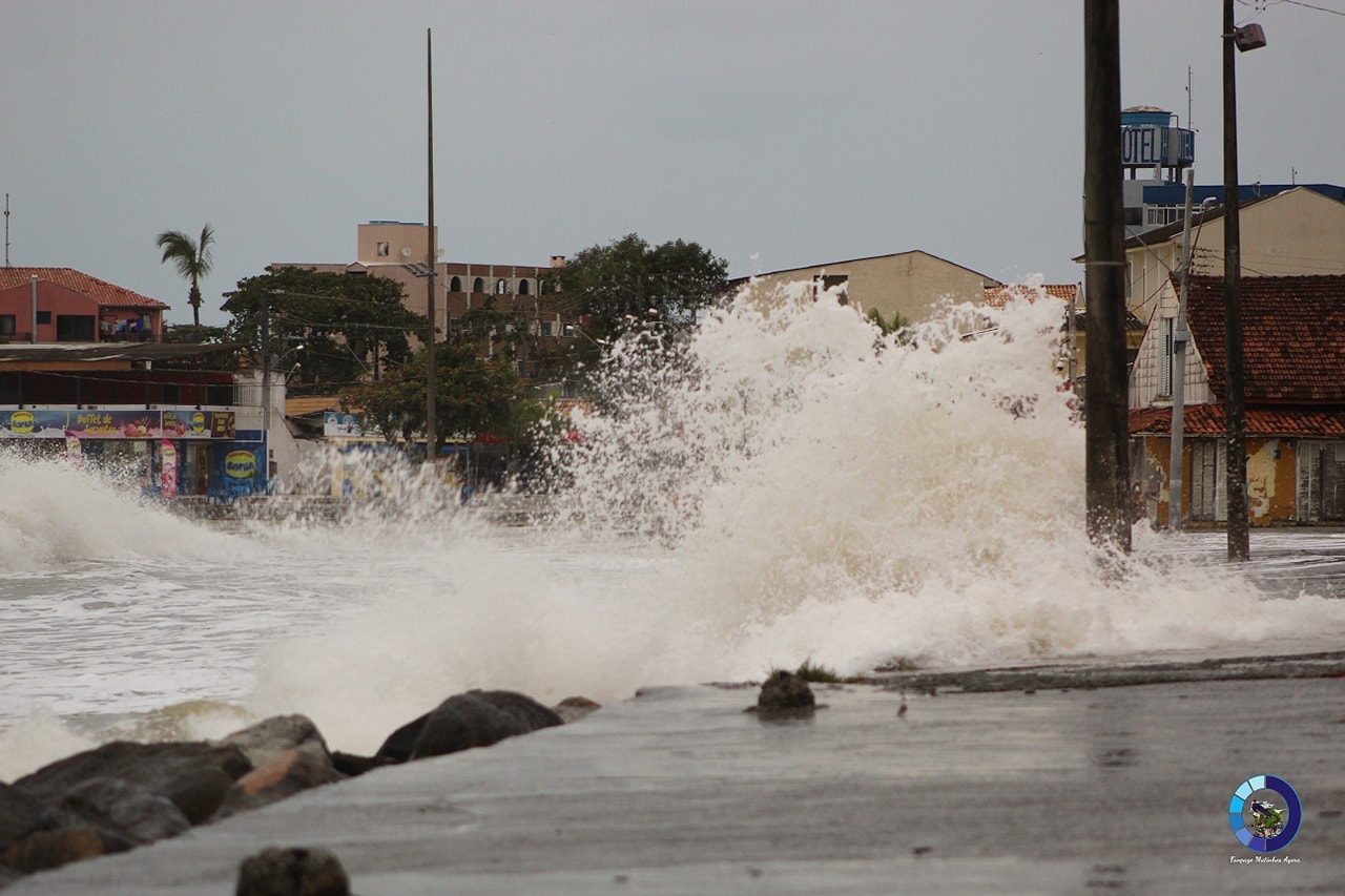 Vento forte e maré alta em Matinhos