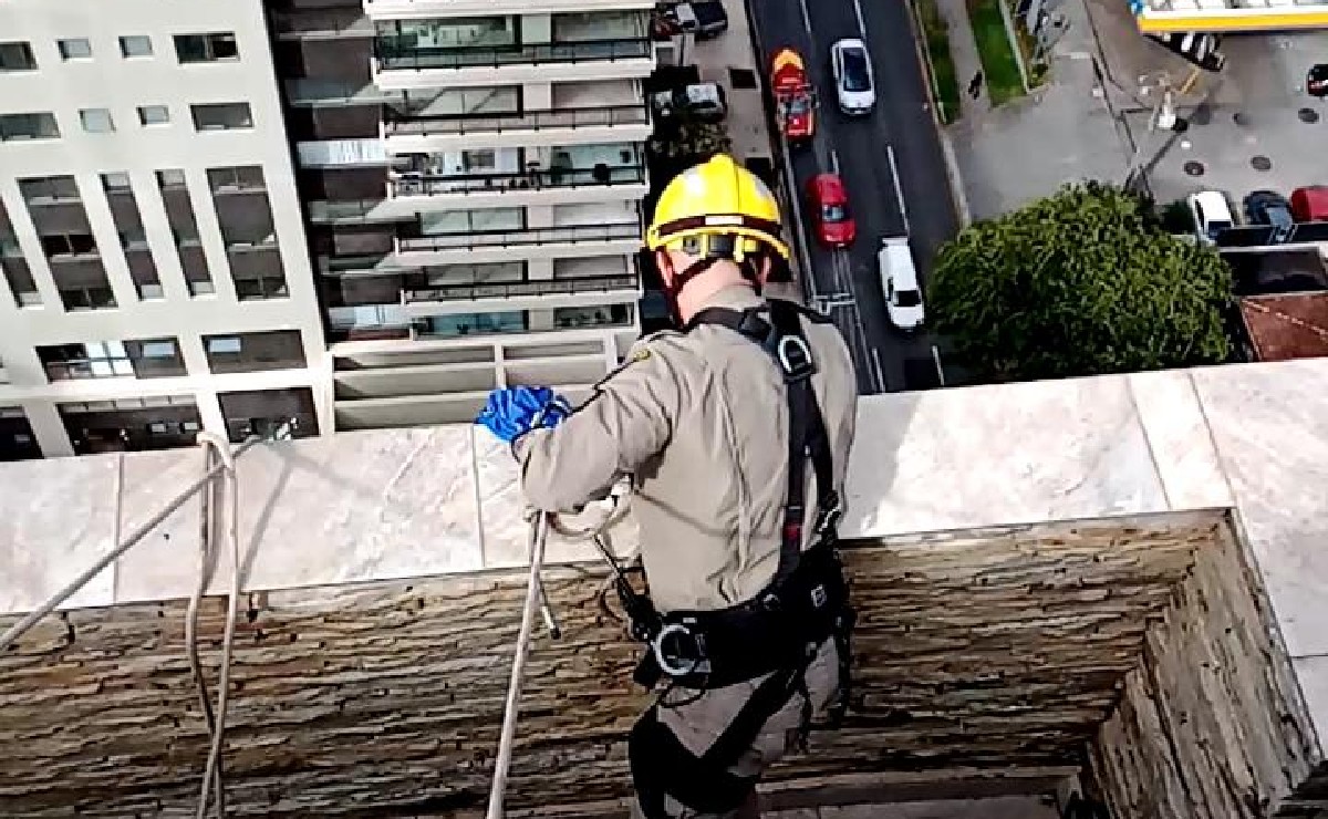 homem é resgatado em prédio de Curitiba
