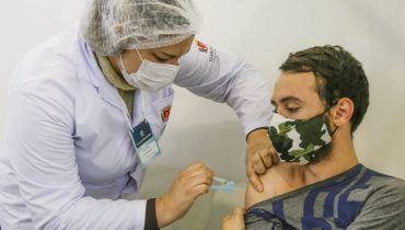 Curitiba começa a vacinar pessoas com 41 e 42 anos