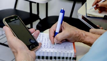 Curso para idosos ensina a usar smartphones