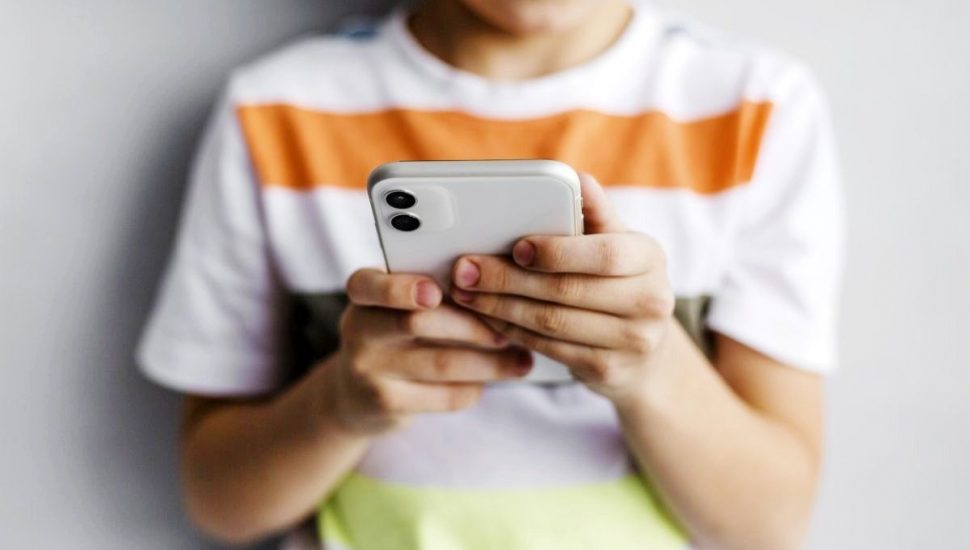 criança com celular