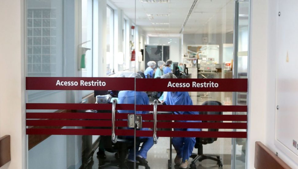 Números da covid-19 melhoram em Curitiba