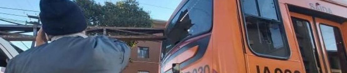 Viga de ônibus invade busão e quase provoca tragédia em acidente