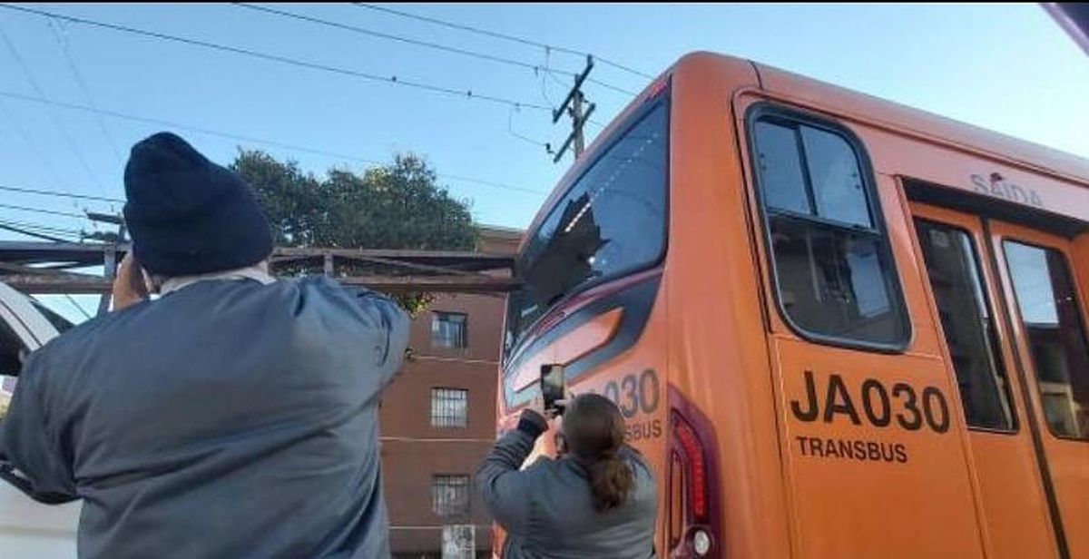 Viga de ônibus invade busão e quase provoca tragédia em acidente