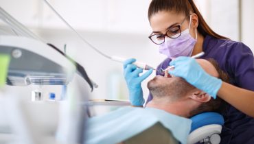Fazer implante dentário dói? Saiba mais sobre o tratamento