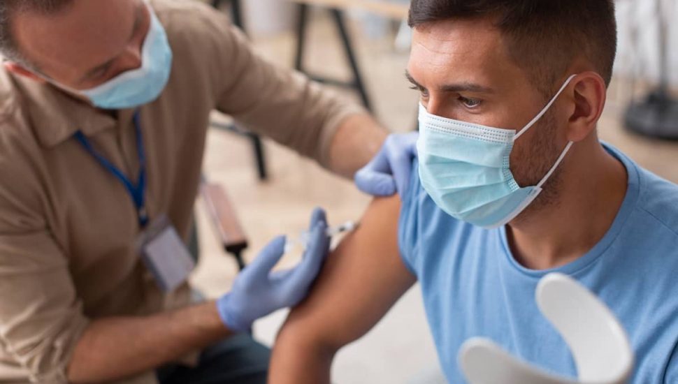 Confira as cidades da RMC e Litoral que vacinam nesta quinta-feira