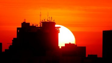 massa de ar quente eleva temperatura em curitiba