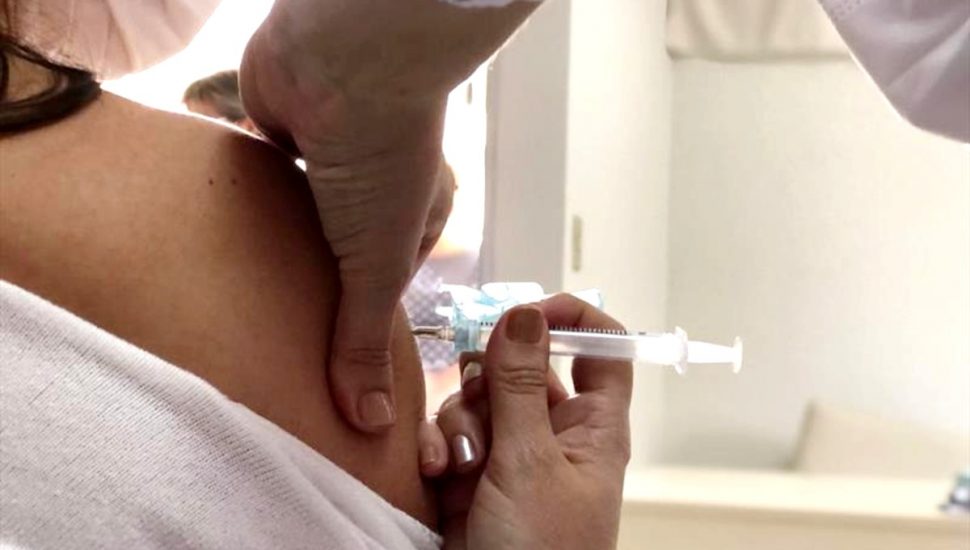 Vacinação em Curitiba atinge novos grupos com mutirão para aplicação de doses neste sábado