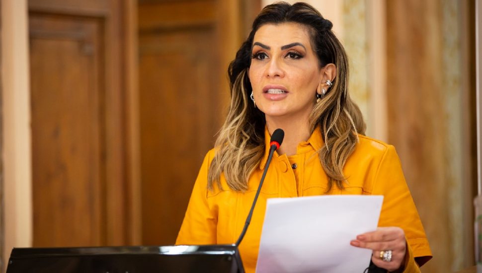 Vereadora Flávia Francischini precisou passar por uma cirurgia de emergência e segue internada.