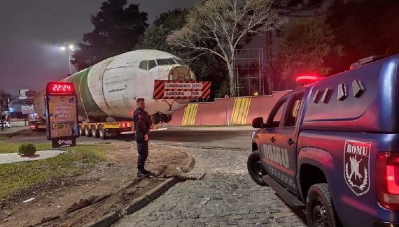 Carga gigante, um Boeing 272, chamou atenção pelas ruas de São José dos Pinhais.