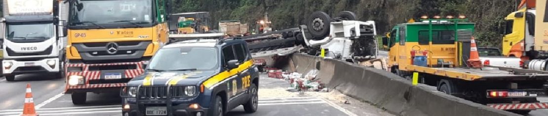 Caminhão ficou atravessado entre as duas pistas. O motorista morreu no local.