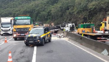 Caminhão ficou atravessado entre as duas pistas. O motorista morreu no local.