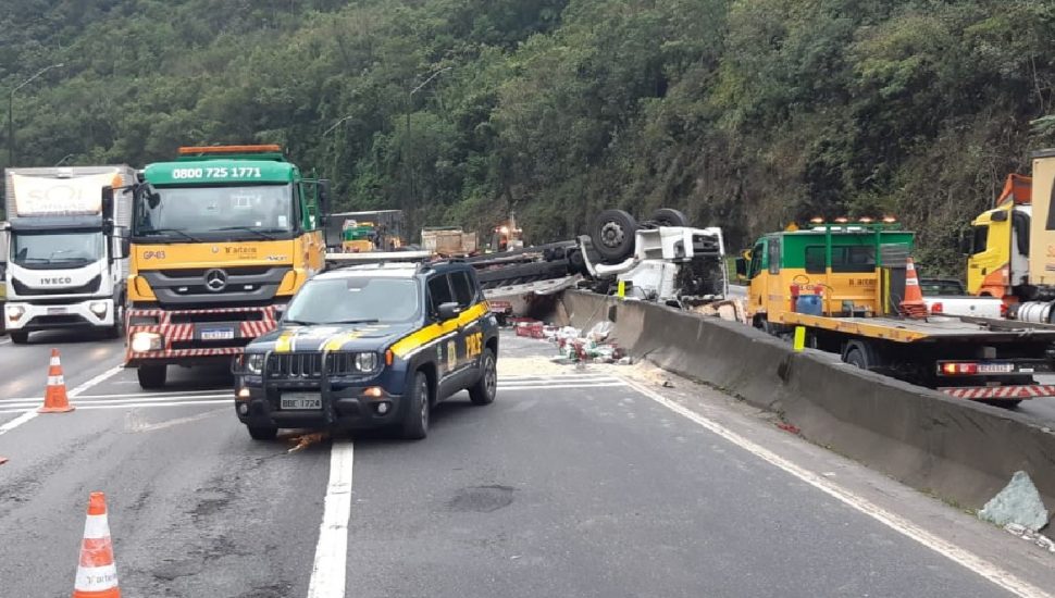 Caminhão ficou atravessado entre as duas pistas. O motorista morreu no local.