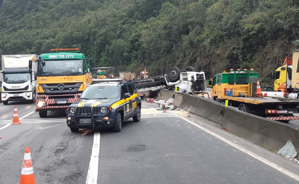 Caminhão ficou atravessado entre as duas pistas. O motorista morreu no local.