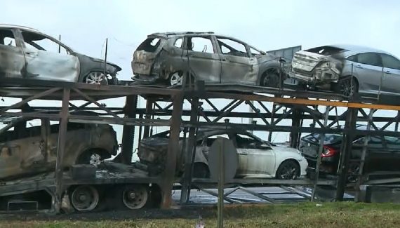 Cinco veículos de uma cegonheira foram completamente destruídos após um incêndio de grandes proporções.