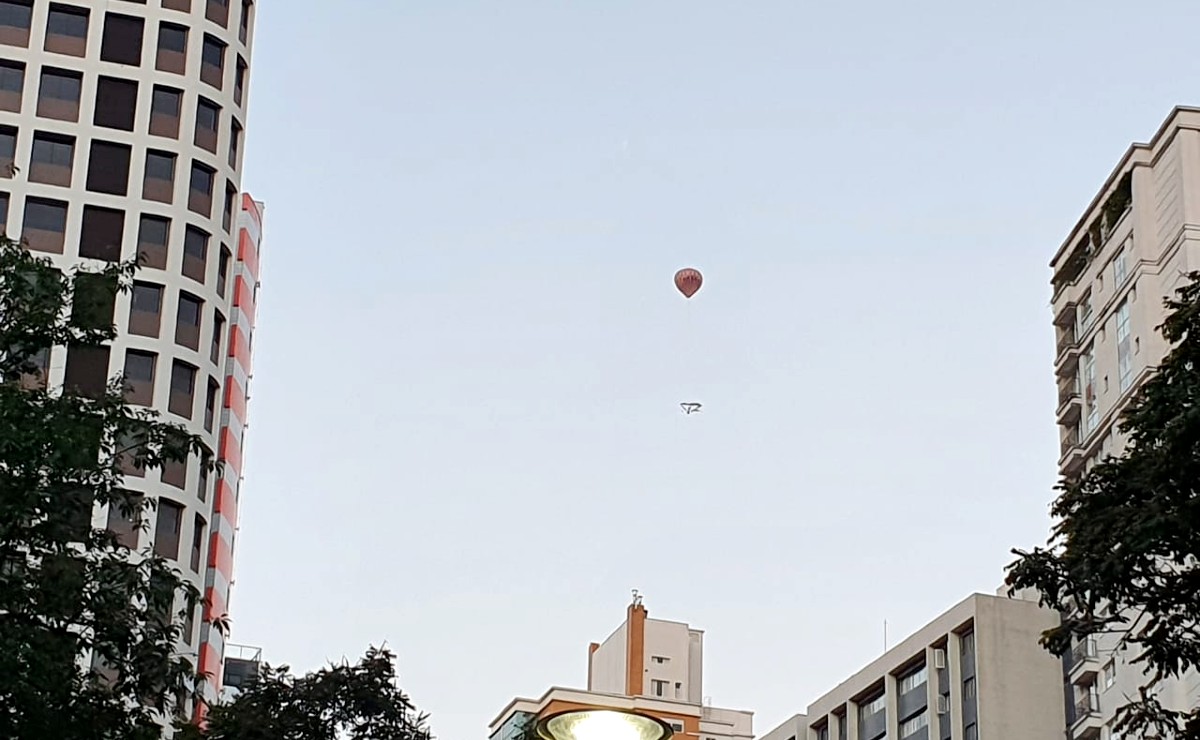 Balão foi flagrado na região da Praça do Japão, neste domingo, instantes antes de causar o incêndio. 