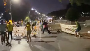 Manifestantes furaram um bloqueio policial para avançar em Brasília.