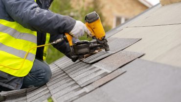 Escolher materiais de confiança para realizar a vedação do telhado e outros procedimentos é primeiro passo para evitar dores de cabeça | Foto: Shutterstock