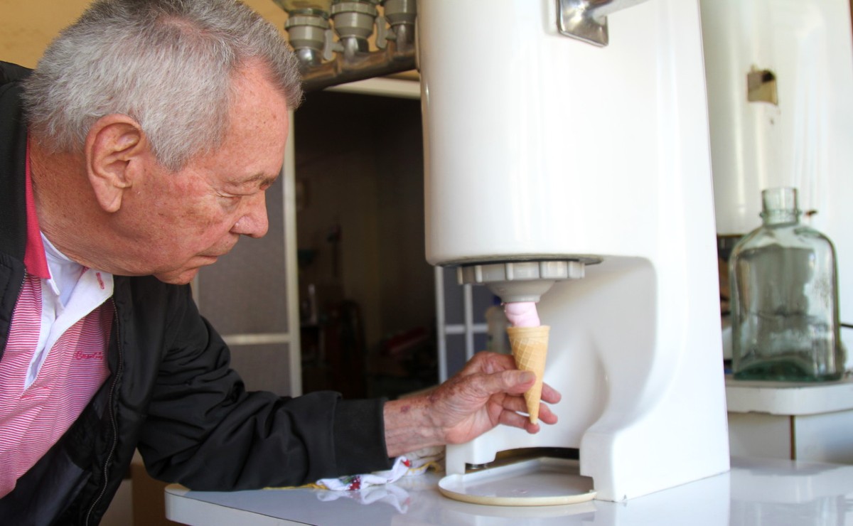 Aos 77 anos, Euclides é o especialista das máquinas de sorvete americano. Ele mora no Caiuá e conserta as máquinas do tempo dos sorvetes. 