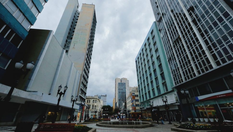 Tempo fechou em Curitiba após dias de "verão".