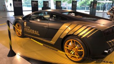 Lamborghini caracterizada como viatura da Polícia Federal foi apreendida em uma ação policial.