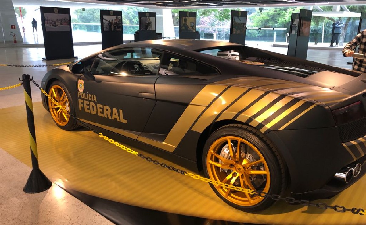 Lamborghini caracterizada como viatura da Polícia Federal foi apreendida em uma ação policial.