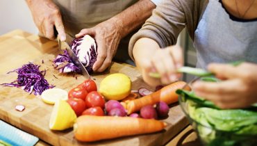 Uma alimentação regrada e com todos os nutrientes necessários é fundamental para a saúde do idoso.