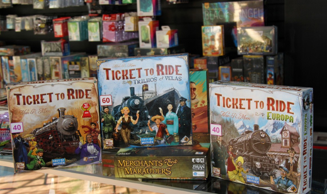 No Ticket to Ride, um dos grandes sucessos da loja, os jogadores desenvolvem formas estratégias de construir rotas de trem. 