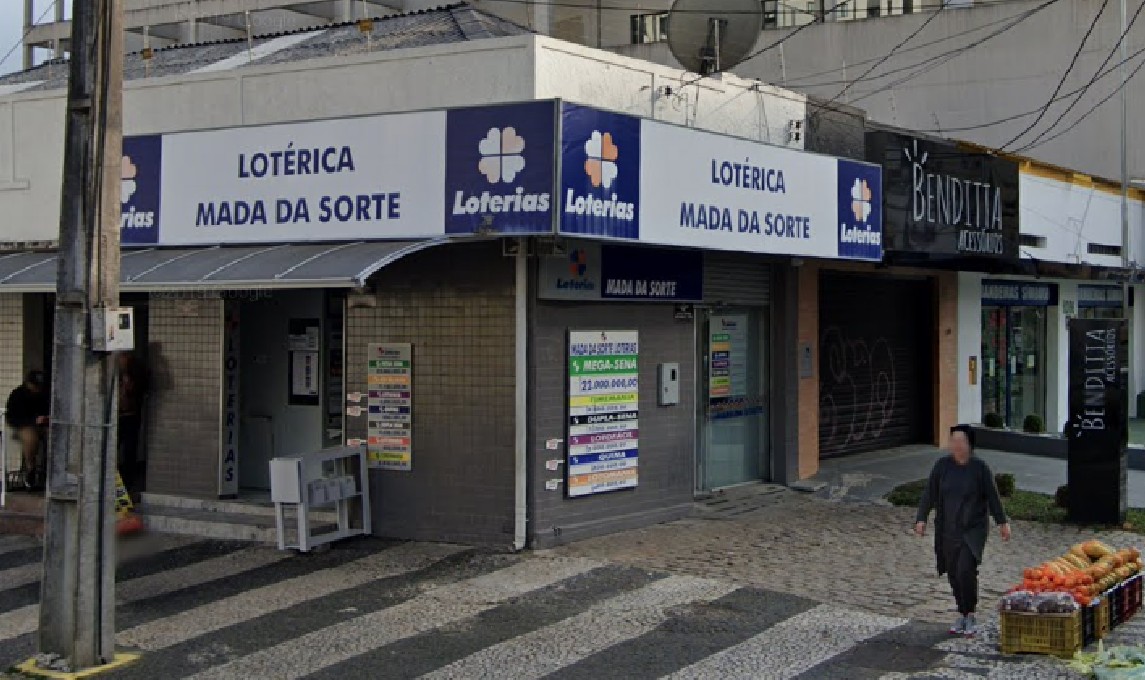 Lotérica pé quente fica na esquina da Avenida República Argentina com a Rua Coronel Ottoni Macial, na Vila Izabel, em Curitiba. 