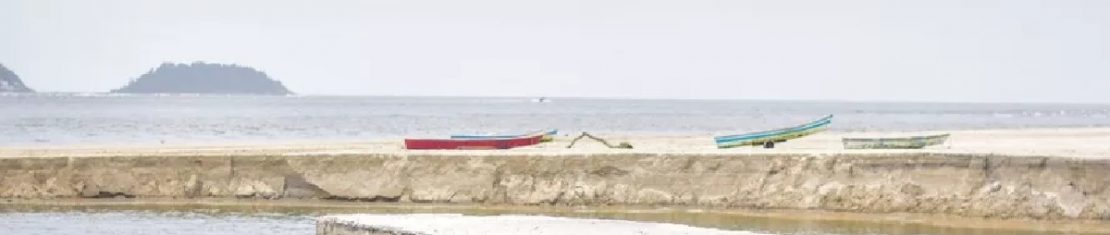 Praia de Caieiras, no litoral paranaense, sofreu com o fenômeno chamado de "rolar da praia". Foto: Reprodução/Prefeitura de Guaratuba.
