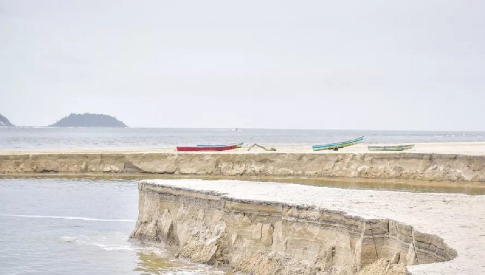 Praia de Caieiras, no litoral paranaense, sofreu com o fenômeno chamado de "rolar da praia". Foto: Reprodução/Prefeitura de Guaratuba.