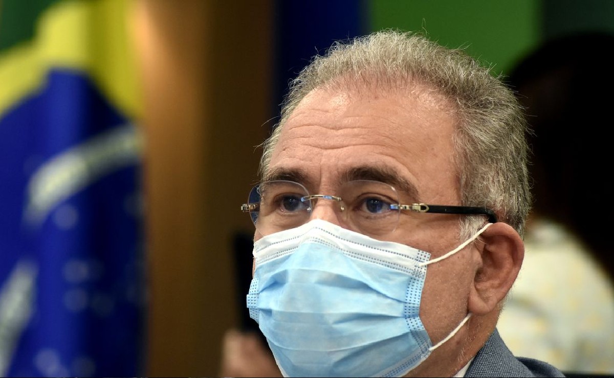 Com covid-19, ministro Queiroga terá que ficar em quarentena nos Estados Unidos, o que deve custar caro pro brasileiro.