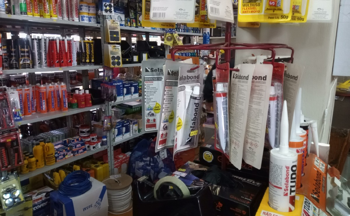 Curitibanos buscam loja de ferragens, mas acabam comprando menos que antigamente.