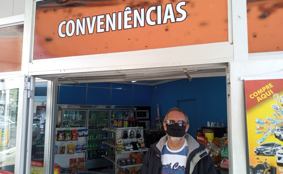 Elton reduziu os pedidos de sua loja por causa da baixa procura dos motoristas que abastecem no posto. 