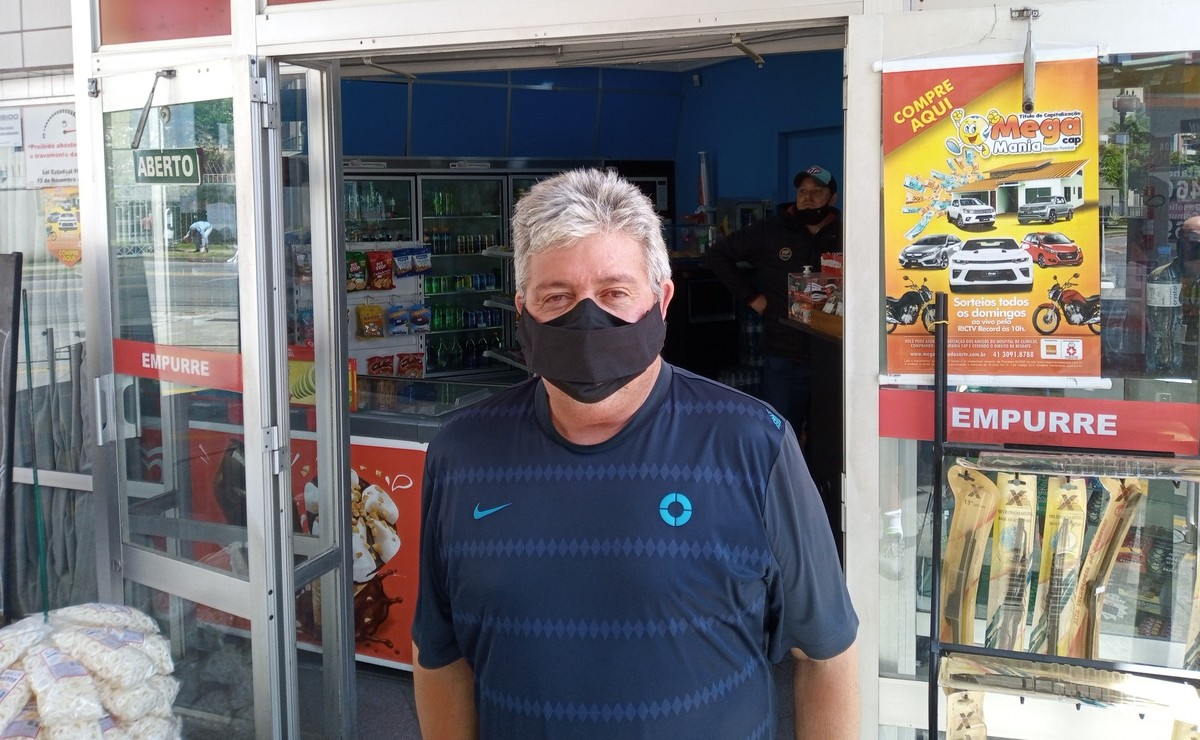 Nelson Costa, motorista de aplicativo, reduziu a compra na loja de conveniências. "Só um chocolatinho". 