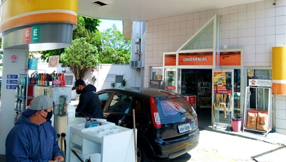 Com o combustíveis nas alturas, motorista deixa de gastar em lojas de conveniência.