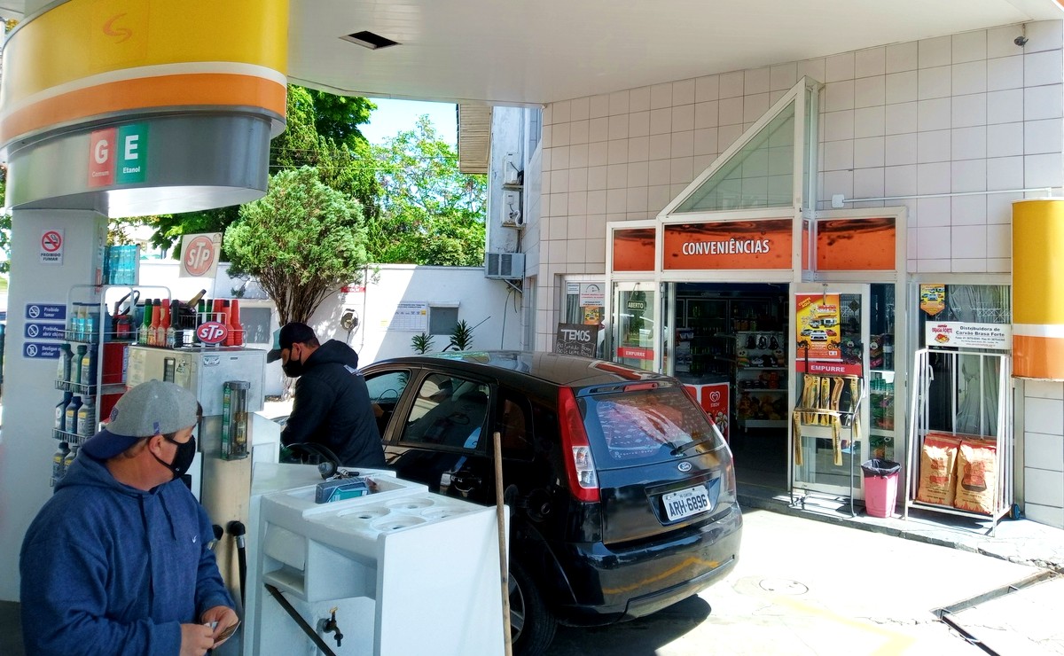 Com o combustíveis nas alturas, motorista deixa de gastar em lojas de conveniência.