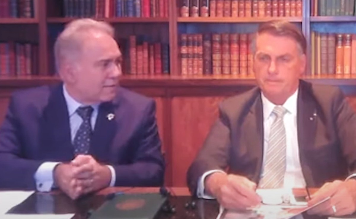 Queiroga passou a elogiar o presidente em lives e outros eventos e deixando de lado recomendações que ele mesmo defendeu no início de sua gestão.