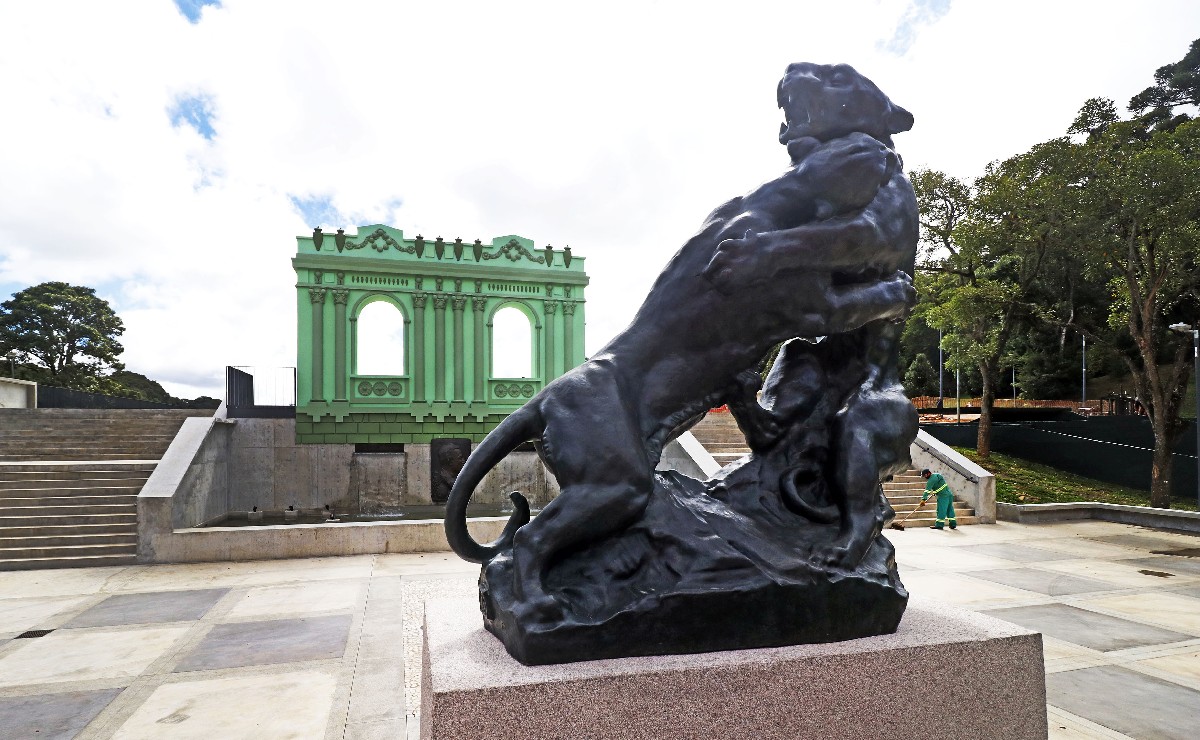 Memorial Paranista é constituído pelo Jardim das Esculturas e por três edificações interligadas por uma galeria com cobertura de vidro. 