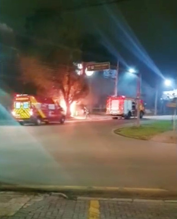Carro pegou fogo logo após a batida, na Rua Matheus Leme, em Curitiba. 
