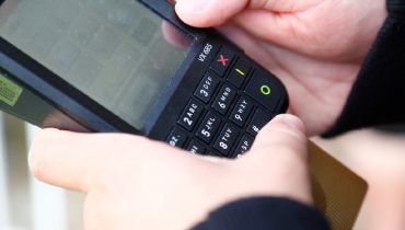 Grande parte dos paranaenses não têm pedido nota fiscal nas compras, segundo pesquisa do Procon-PR.