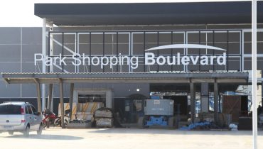 Com cerca de 20 mil metros quadrados, o novo shopping curitibano tem espaço para 230 lojas, 1,5 mil vagas de estacionamento, além de praça de alimentação.