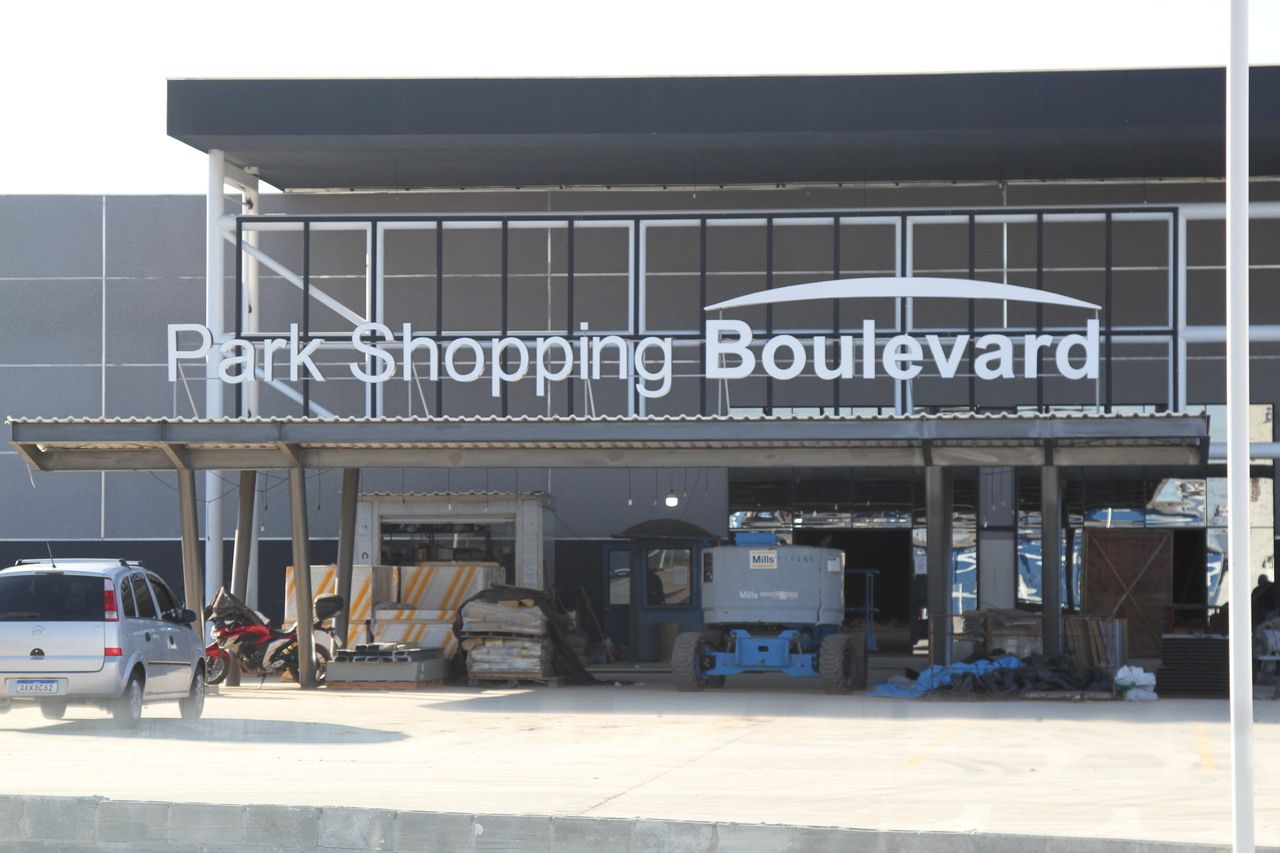 Com cerca de 20 mil metros quadrados, o novo shopping curitibano tem espaço para 230 lojas, 1,5 mil vagas de estacionamento, além de praça de alimentação.