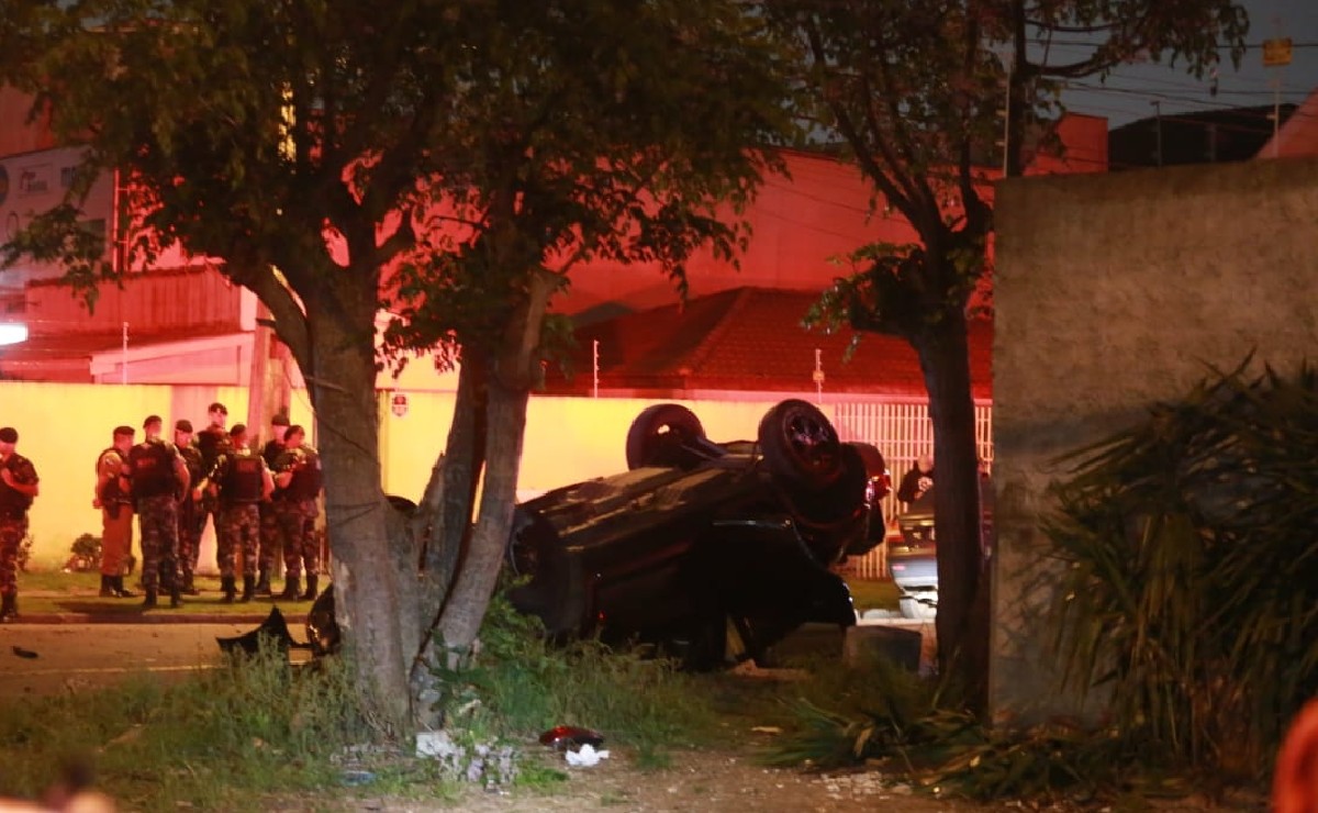 A troca de tiros aconteceu no Hauer, após o carro com alerta de roubo capotar.