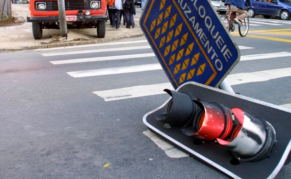 Sinaleiros destruídos em acidentes de trânsito geram quase R$ 300 mil de prejuízo apenas em 2021.