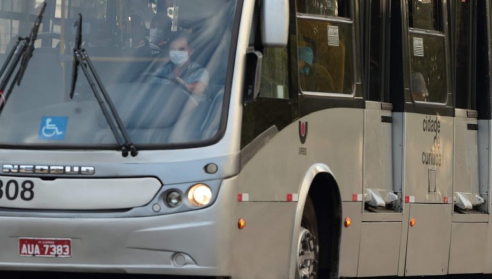 Trabalhadores de três empresas de ônibus de Curitiba aprovaram o indicativo de greve.
